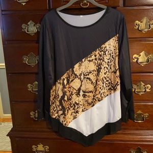 Ladies animal 🦒 print black top size large $20.00